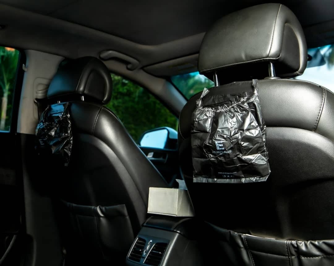 Sacs ECOBAG Auto suspendus aux appuie-têtes d'un véhicule