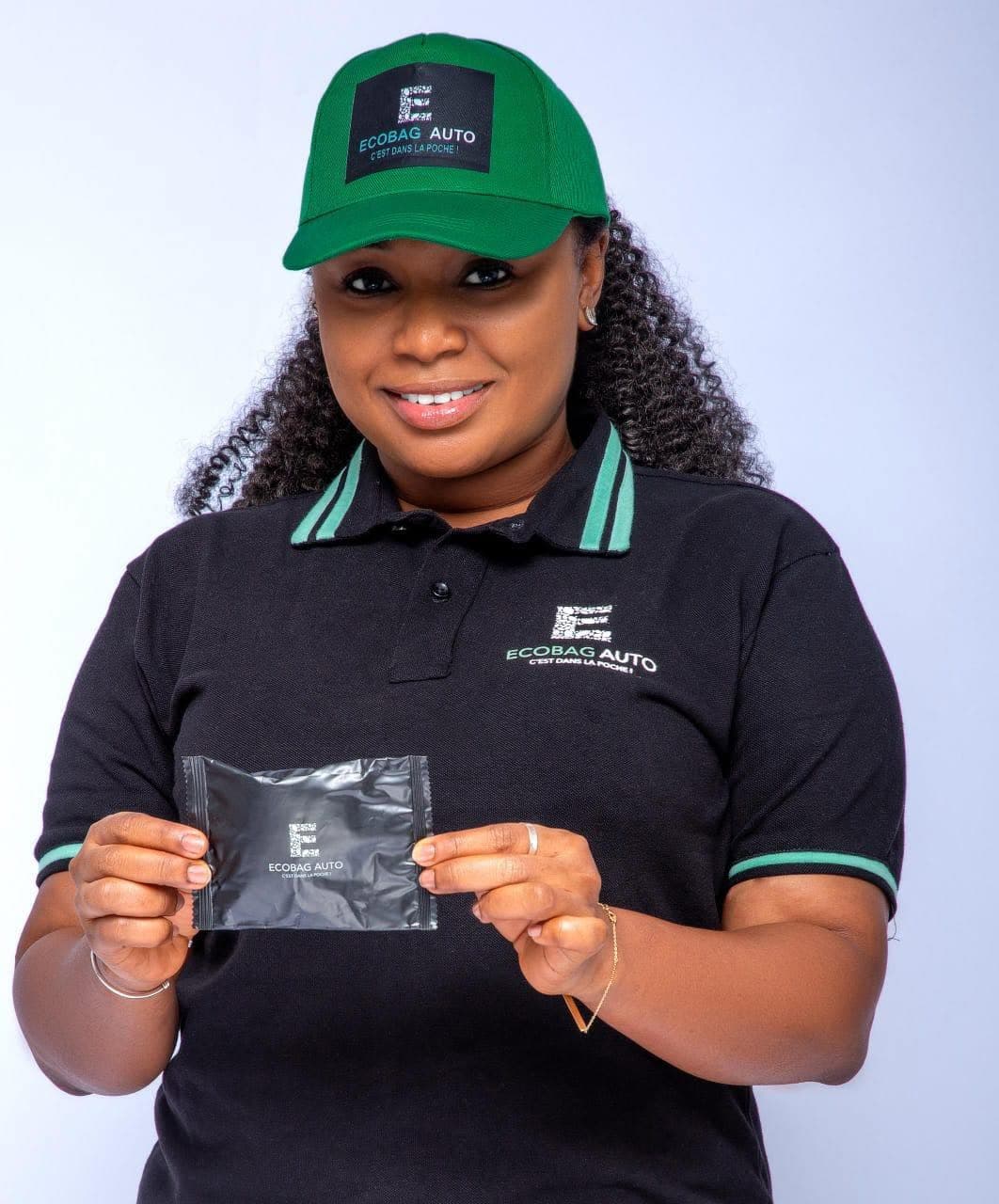 Ambassadrice ECOBAG Auto tenant un sachet ECOBAG Auto
